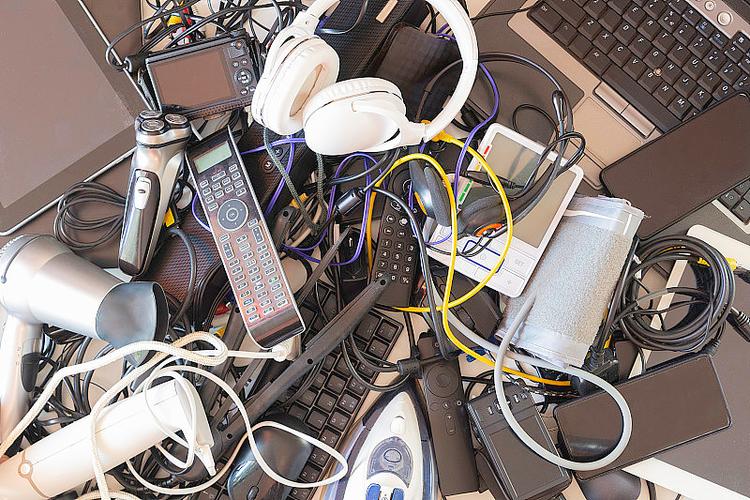 從俯視圖看電子廢棄物的價值重構 舊電腦、平板與手機的破損技術咨詢指南